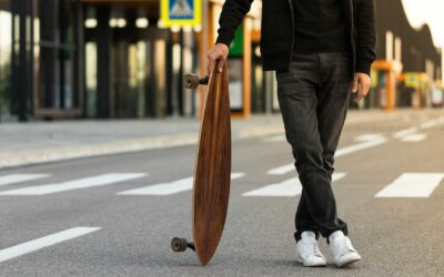 Longboard vs Skateboard : Quel équipement choisir pour la ville ?