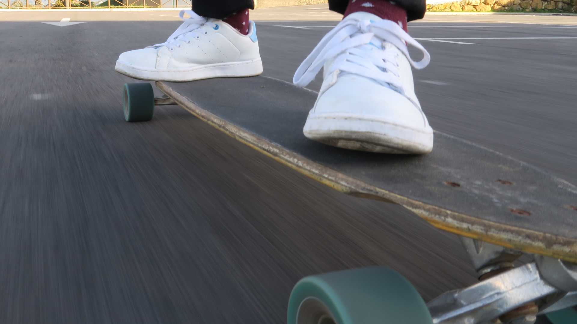 Homme sur un longboard 