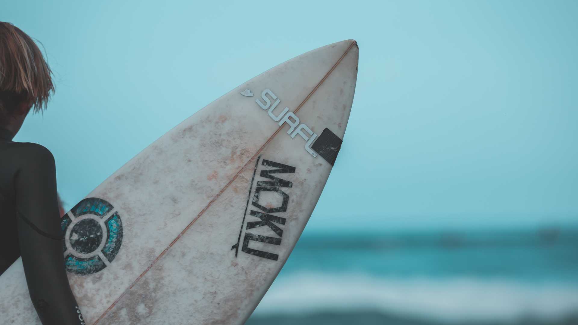 Surfeur avec sa planche