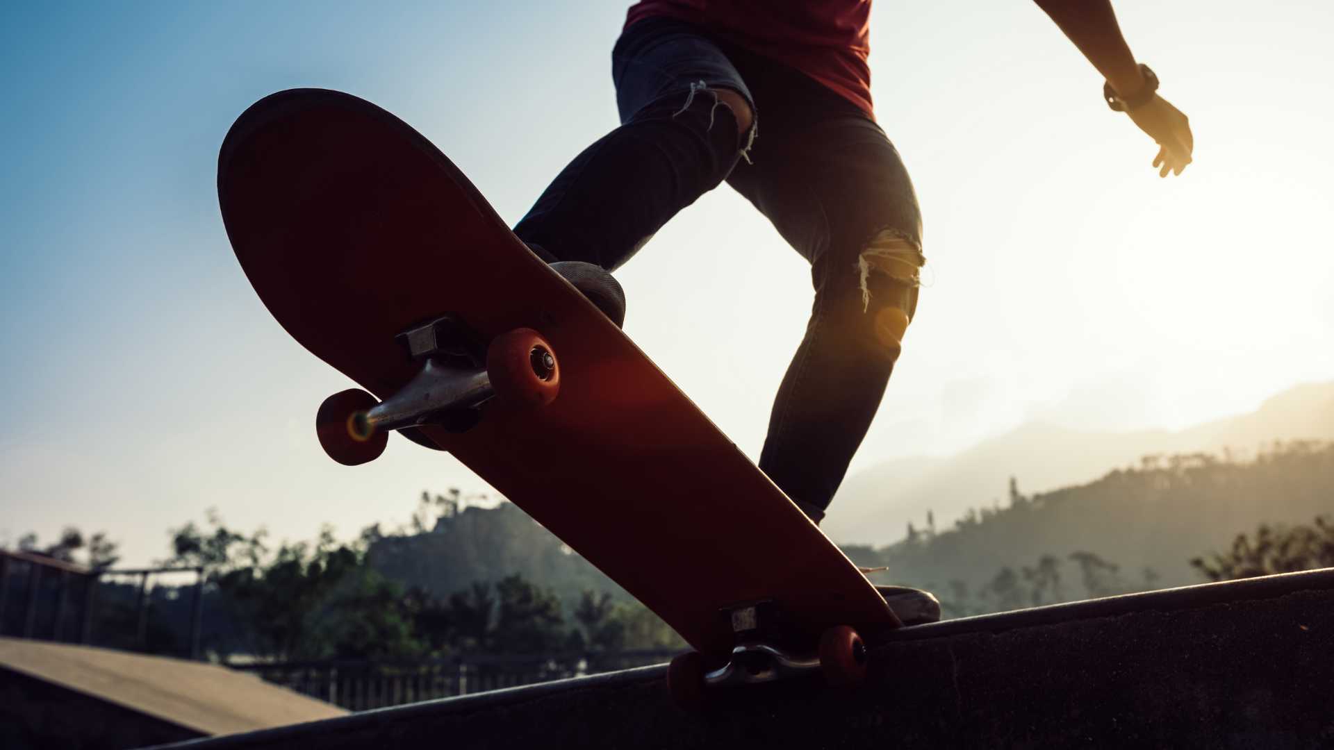 Homme qui fait du skate