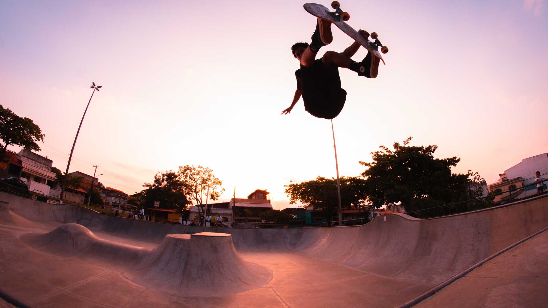 Homme qui fait du skate