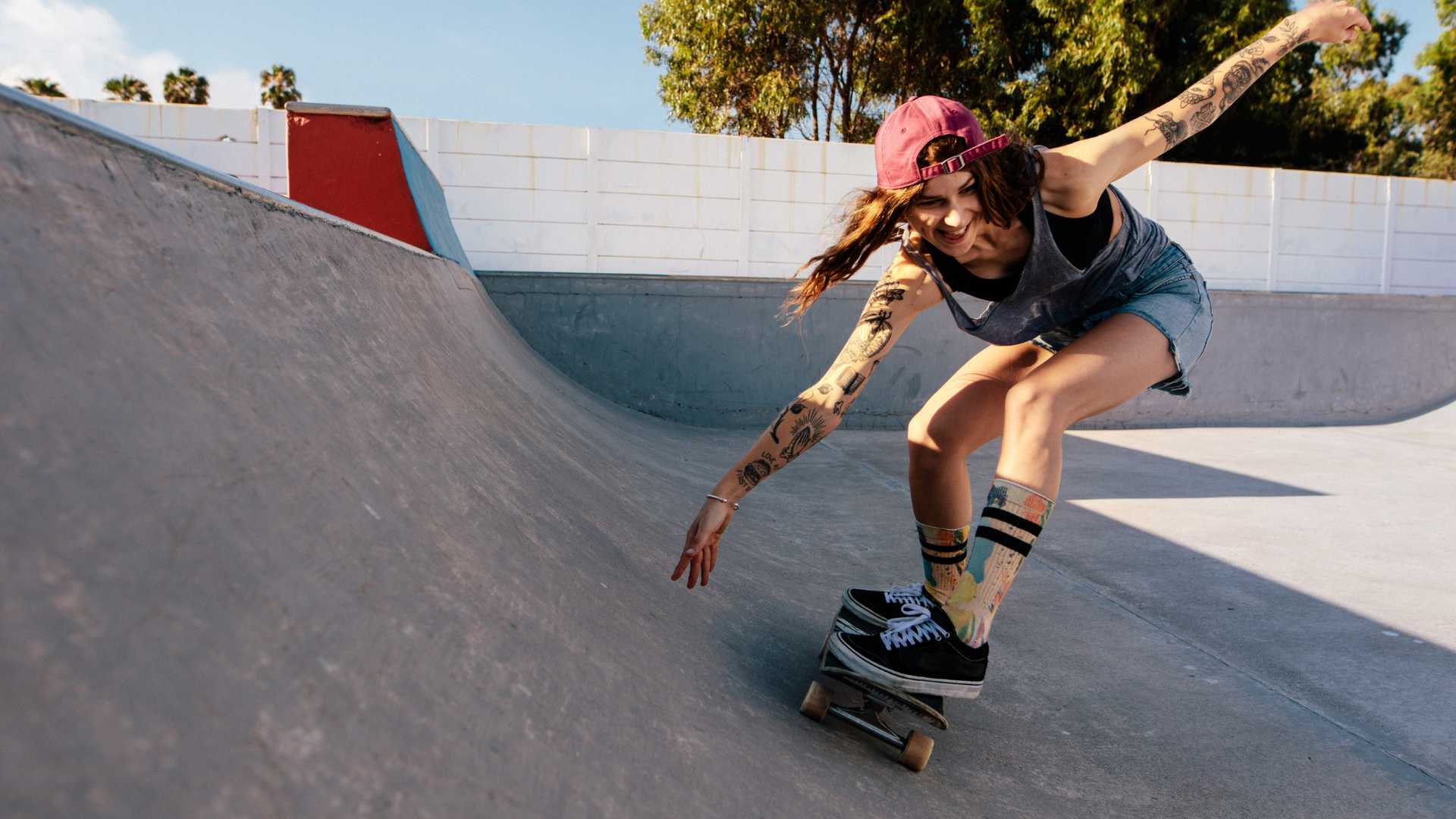 Femme qui fait du skateboard