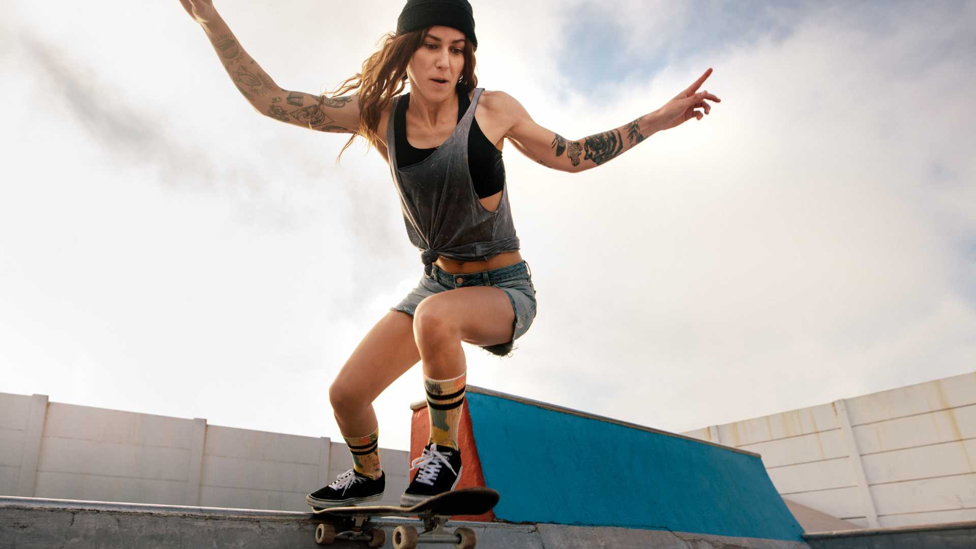 Femme qui fait du skateboard