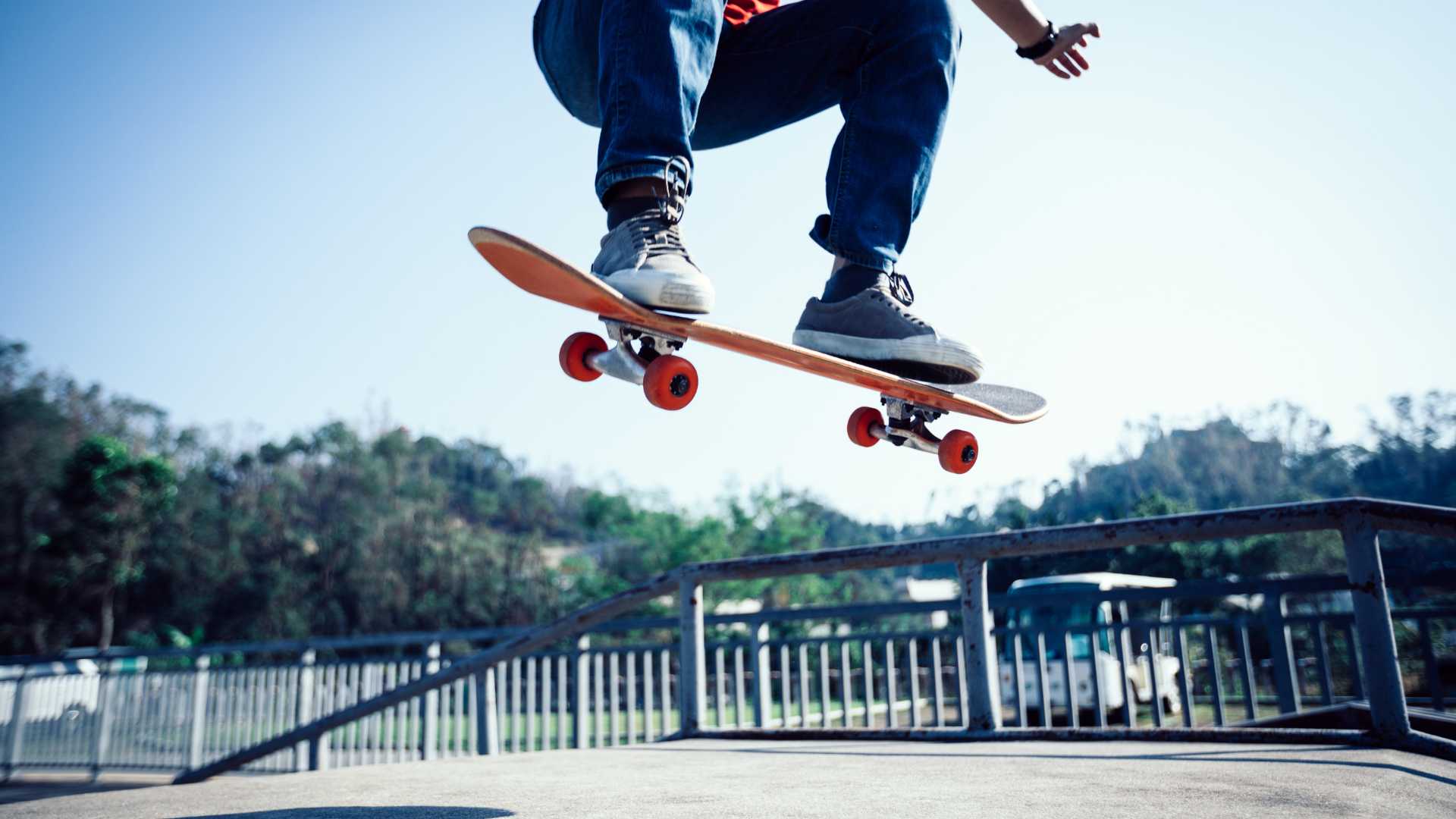 Homme sur un skateboard 