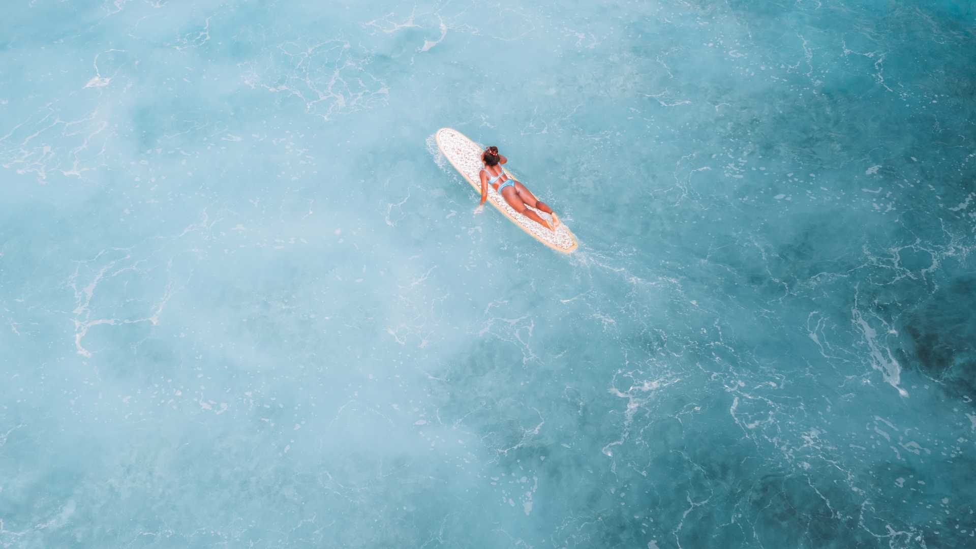 femme surfeuse 