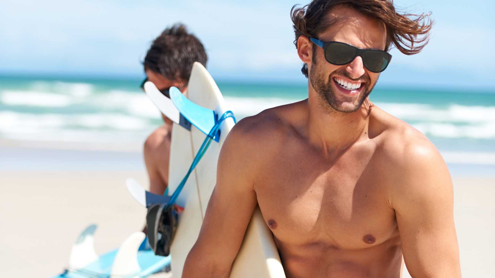 Homme surfeur 