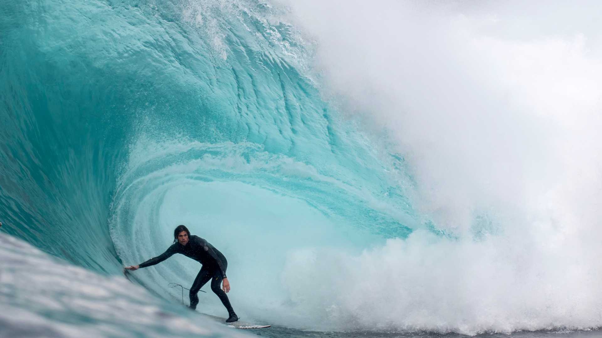 Homme surfeur sur sa planche
