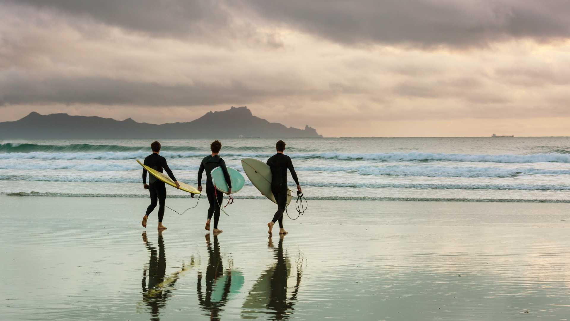 Groupe de surfeur