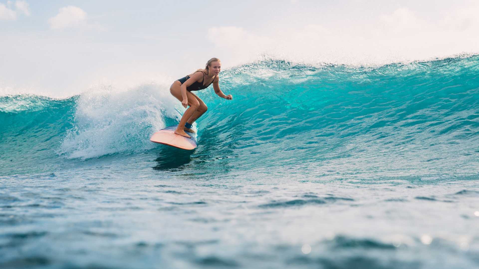 surfeuse sur sa planche